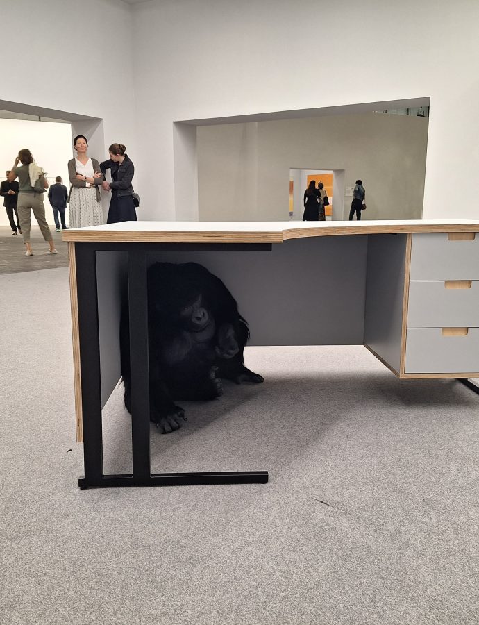 Art Basel: Sitzt da ein Gorilla unterm Tisch?